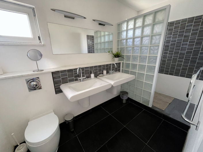 Image No.22-5 Bed Property for sale