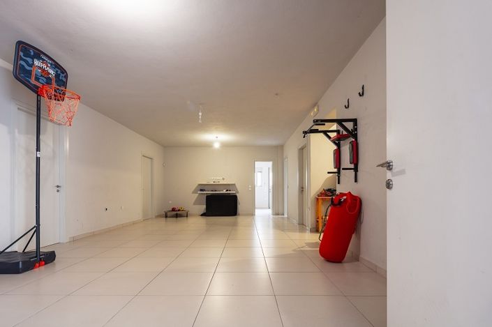 Image No.21-5 Bed House for sale