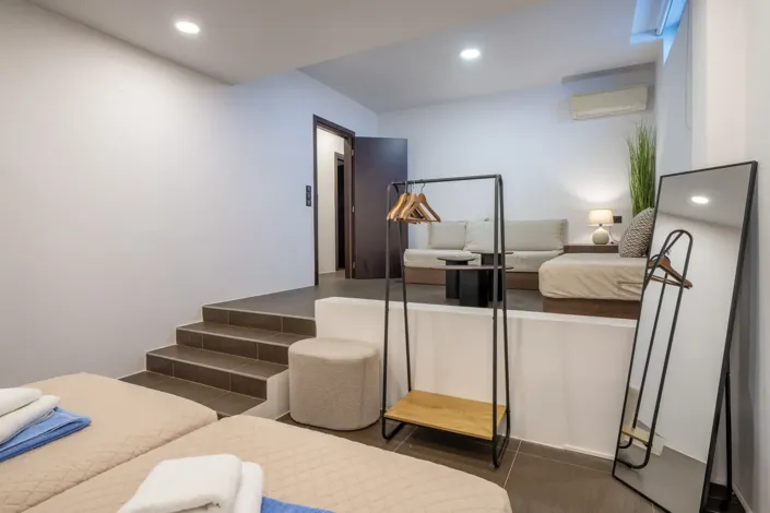 Image No.18-7 Bed House for sale