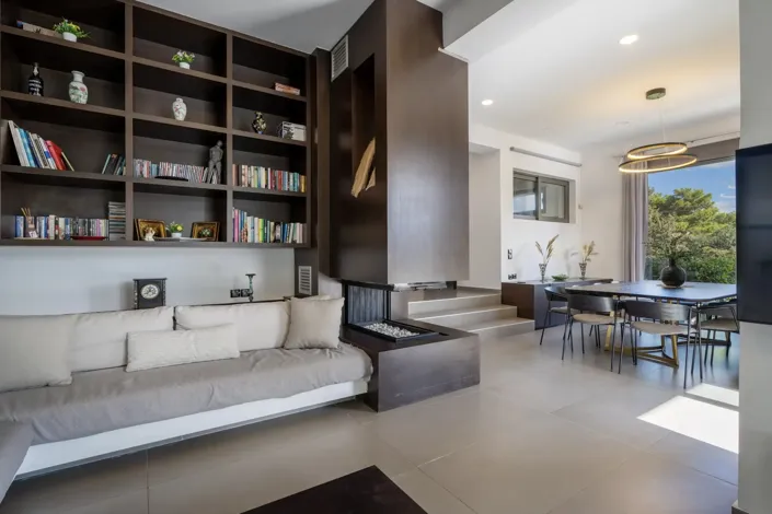 Image No.28-7 Bed House for sale