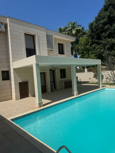 Image No.10-5 Bed Property for sale