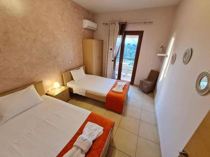 Image No.17-9 Bed Property for sale