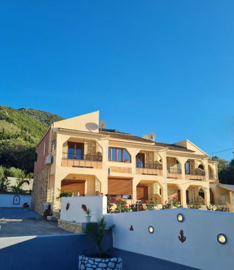 Image No.24-9 Bed Property for sale