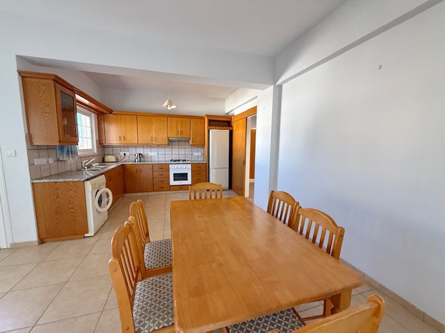 Image No.10-6 Bed Property for sale