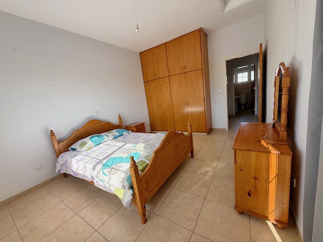 Image No.12-6 Bed Property for sale