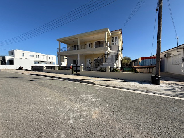 Image No.2-6 Bed Property for sale