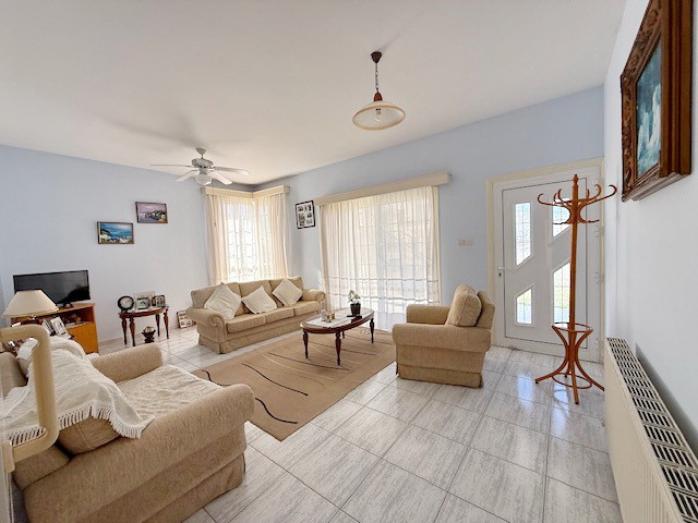 Image No.21-6 Bed Property for sale