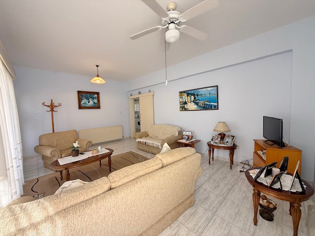 Image No.22-6 Bed Property for sale