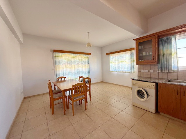 Image No.8-6 Bed Property for sale