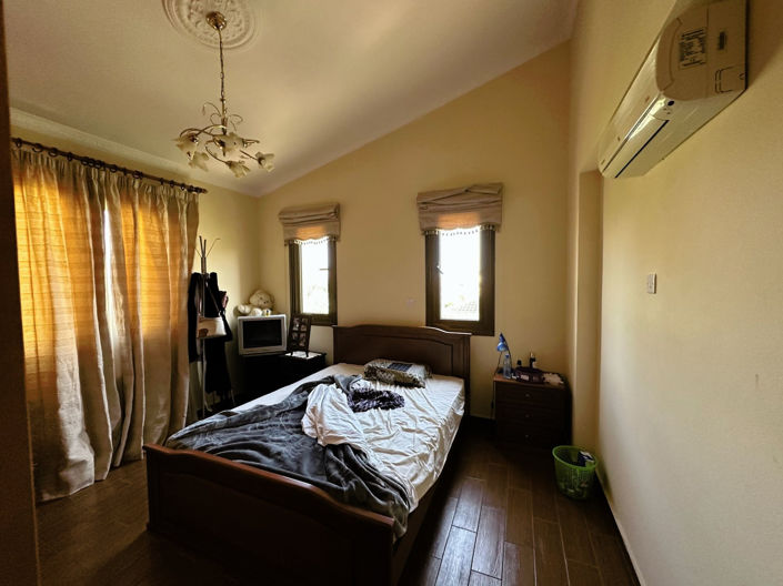 Image No.10-4 Bed Property for sale