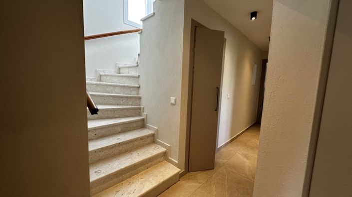 Image No.17-4 Bed House for sale
