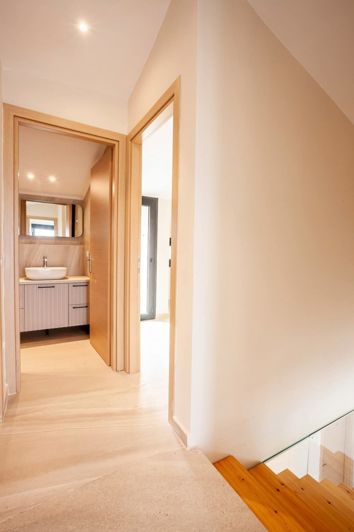 Image No.8-4 Bed House for sale