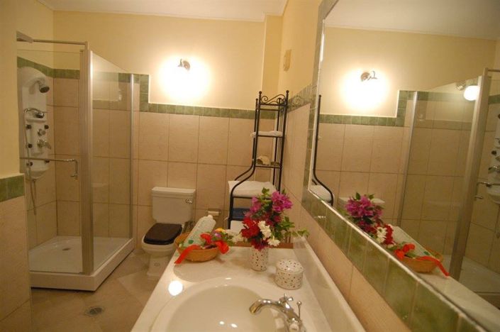 Image No.8-4 Bed House for sale