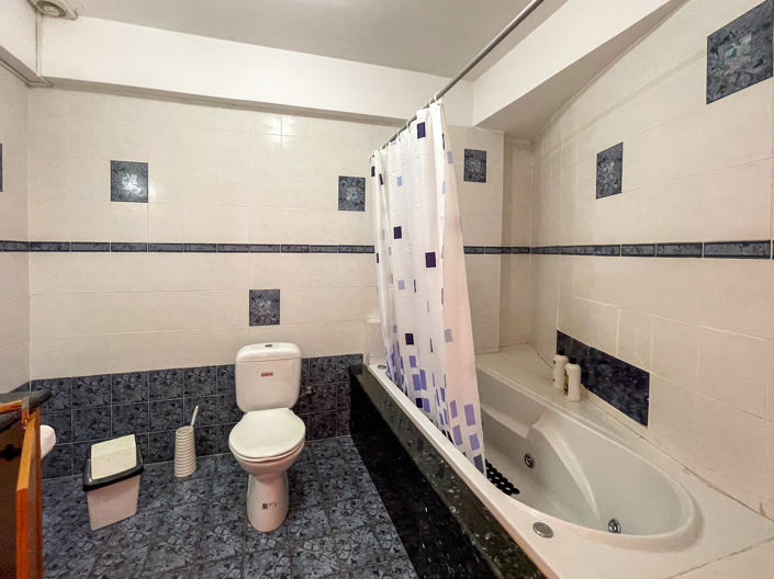 Image No.17-6 Bed Property for sale