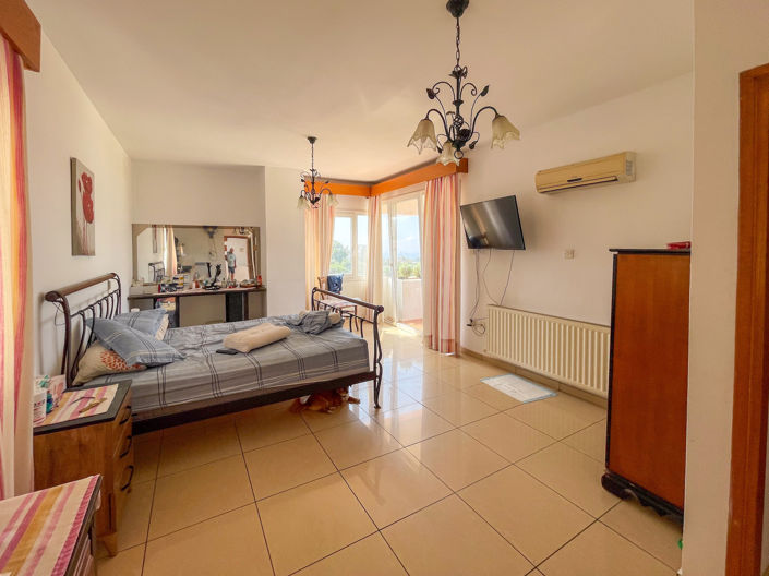 Image No.18-6 Bed Property for sale