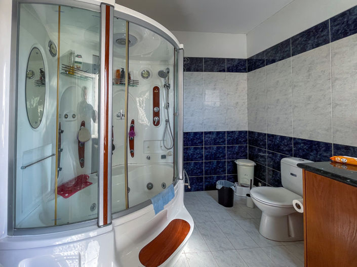 Image No.20-6 Bed Property for sale