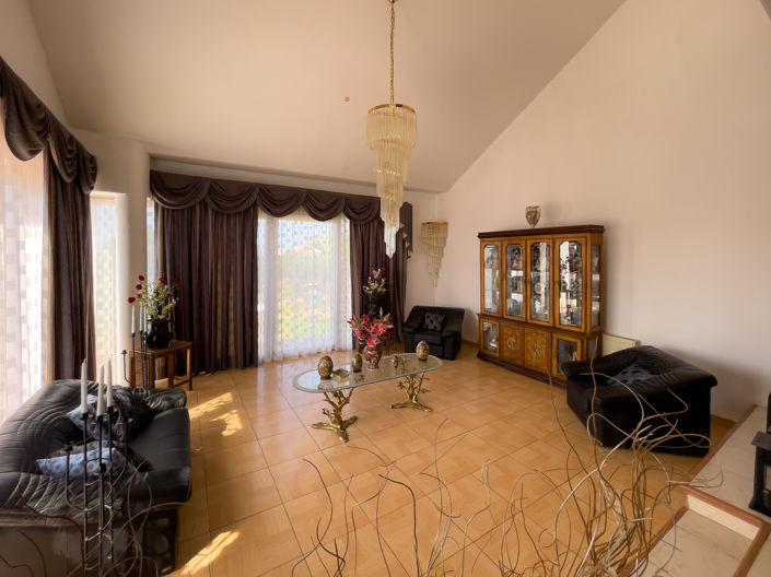Image No.23-6 Bed Property for sale