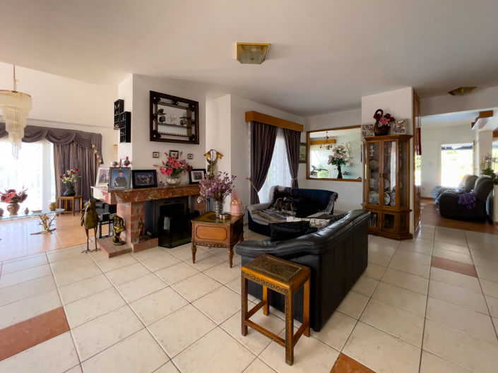 Image No.25-6 Bed Property for sale