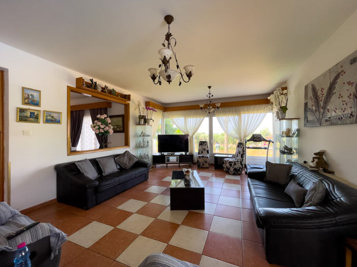 Image No.27-6 Bed Property for sale