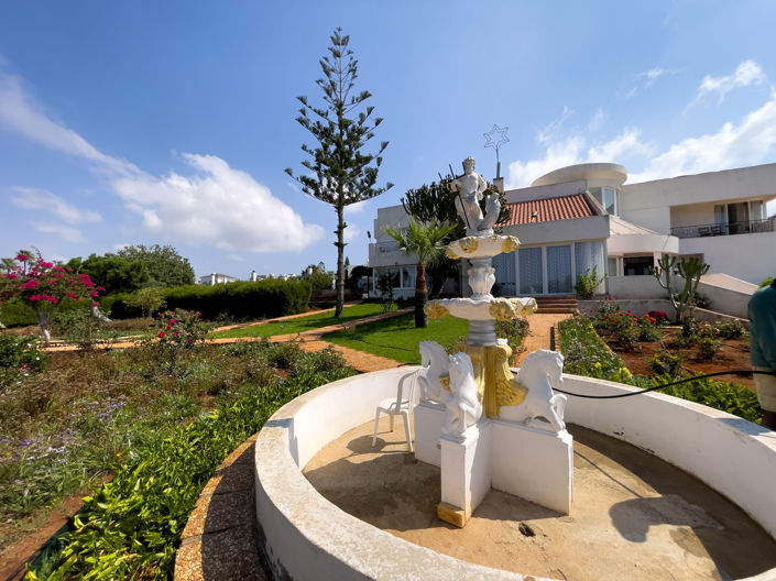 Image No.37-6 Bed Property for sale