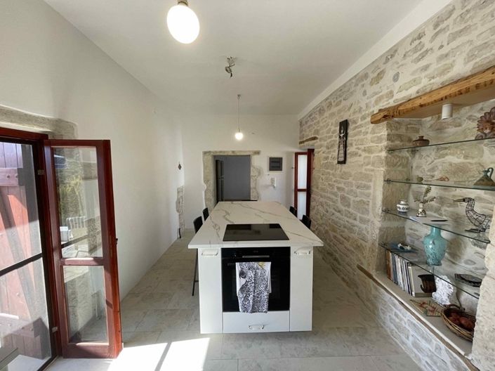 Image No.8-6 Bed House for sale