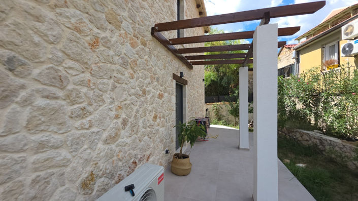 Image No.10-2 Bed Property for sale
