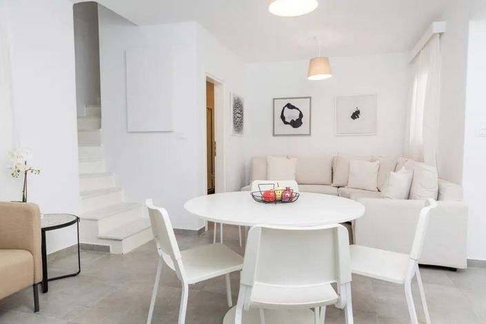 Image No.10-4 Bed House for sale