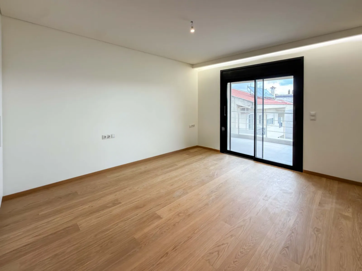 Image No.2-Appartement de 4 chambres à vendre