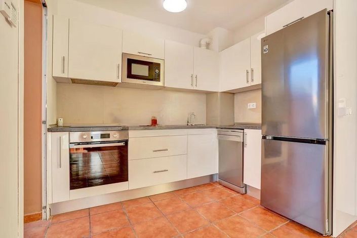 Image No.10-2 Bed Property for sale