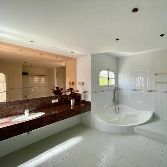 Image No.15-8 Bed Villa for sale