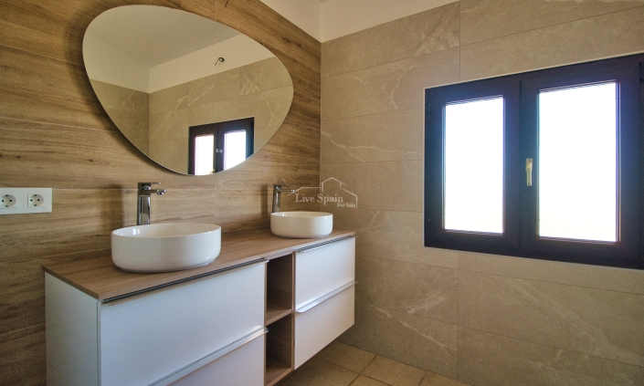 Image No.20-6 Bed Country Property for sale