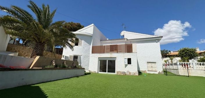 Image No.1-6 Bed Villa for sale