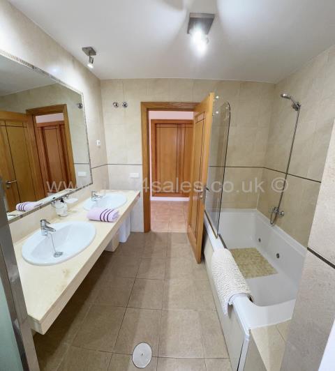 Image No.30-4 Bed Villa for sale