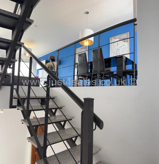 Image No.11-3 Bed Townhouse for sale