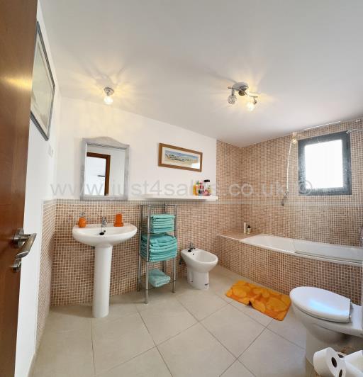 Image No.27-3 Bed Townhouse for sale