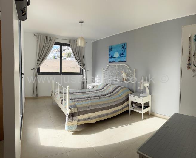 Image No.12-3 Bed Townhouse for sale