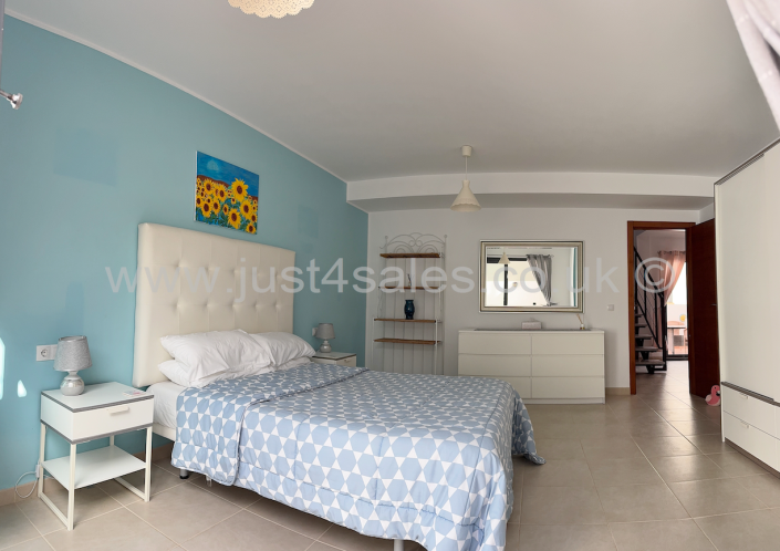 Image No.26-3 Bed Townhouse for sale