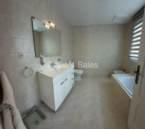 Image No.18-3 Bed Townhouse for sale