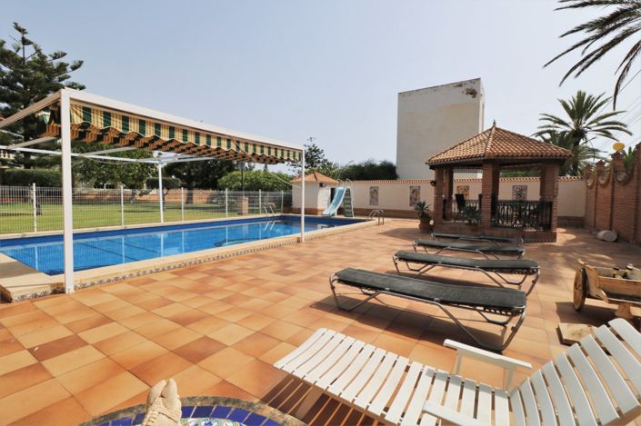 Image No.1-8 Bed Villa for sale