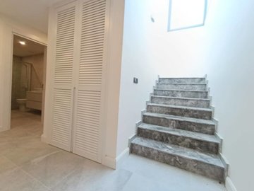 Interior 8