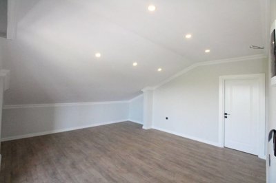 Interior 8