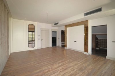 Interior 8