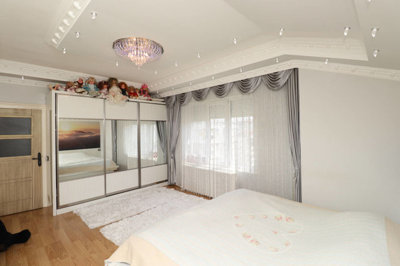 Interior 8