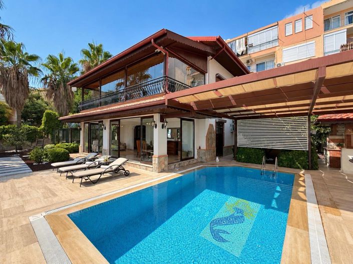 4-Bedroom Villa with Pool and Sea View in Alanya