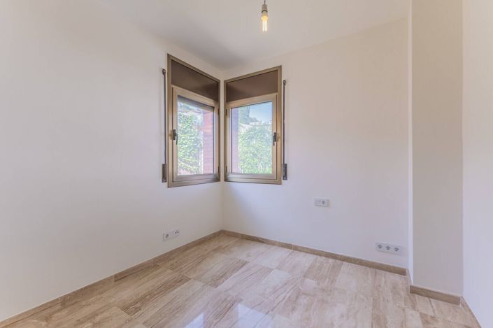 Image No.12-8 Bed House/Villa for sale