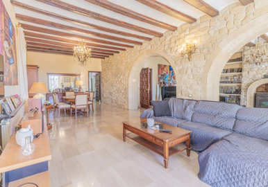 Interior 8