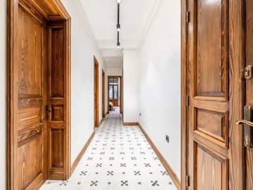 Interior 8