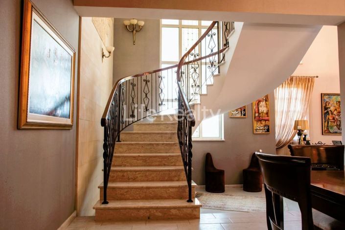 Image No.7-5 Bed House for sale