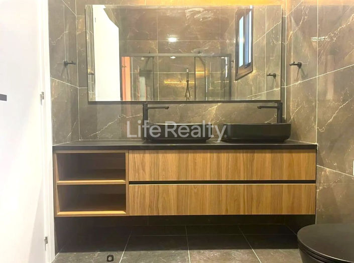 Image No.7-5 Bed House for sale