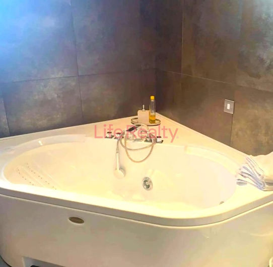 Image No.8-5 Bed House for sale